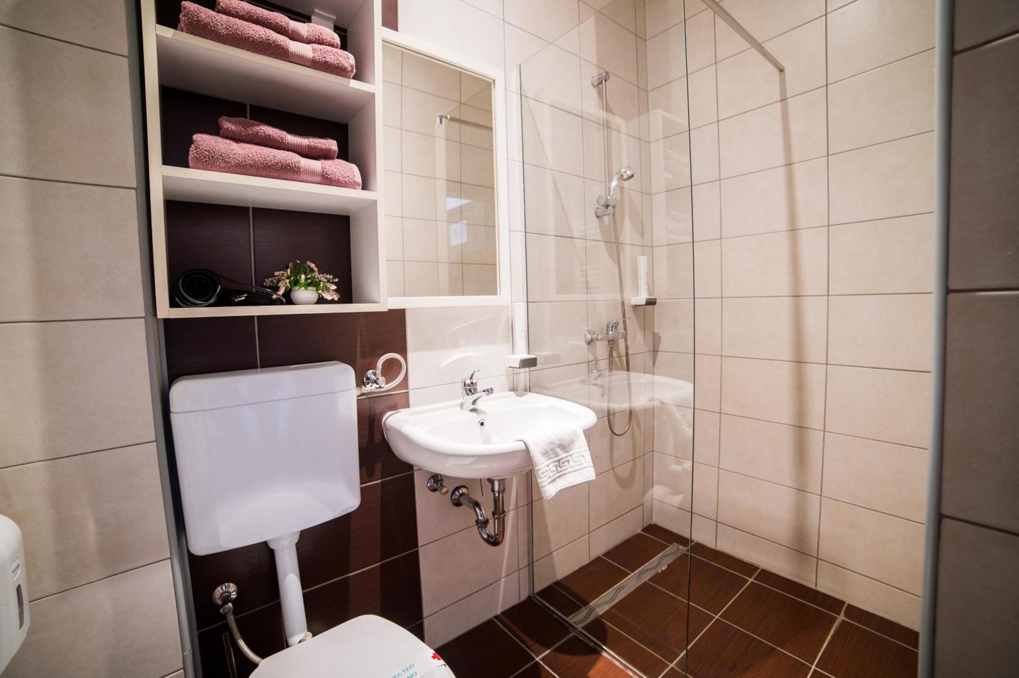 University Hotel Dorrah Tuzla Bagian luar foto